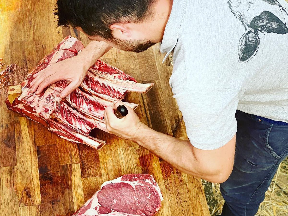 Découpe côtes de boeuf à la boucherie de Méteren
