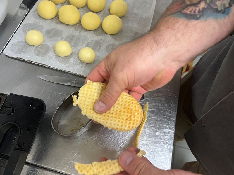 Photos Claire Decraene : retirer l'excédent de pâte 