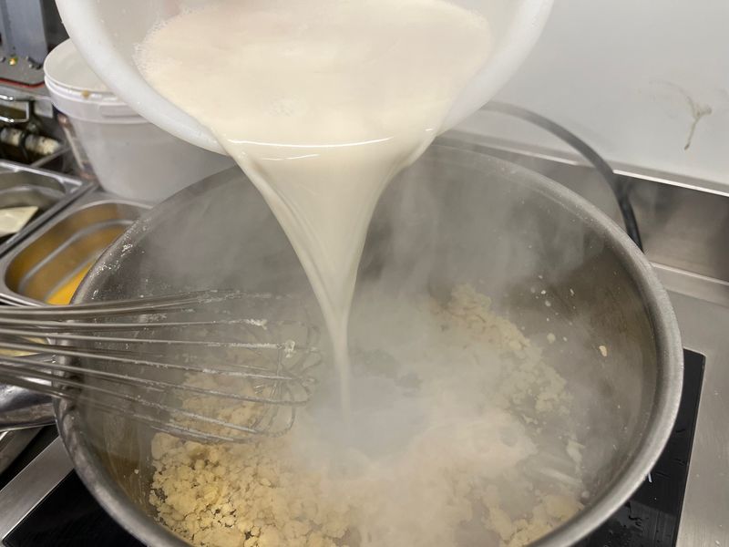 Photo : verser le liquide sur le roux
