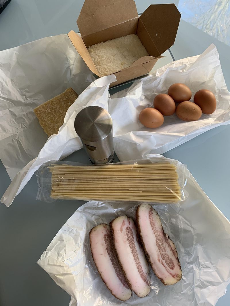 Ingrédients typiques pour la recette de pasta alla Carbonara : Guanciale, Pecorino, Parmesan, poivre, oeufs, pâtes 