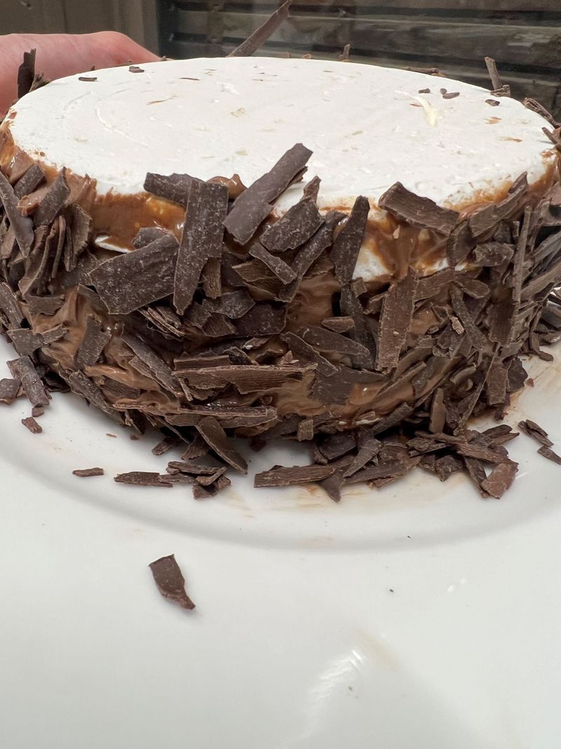 Photo Claire Decraene : copeaux tout autour du gâteau