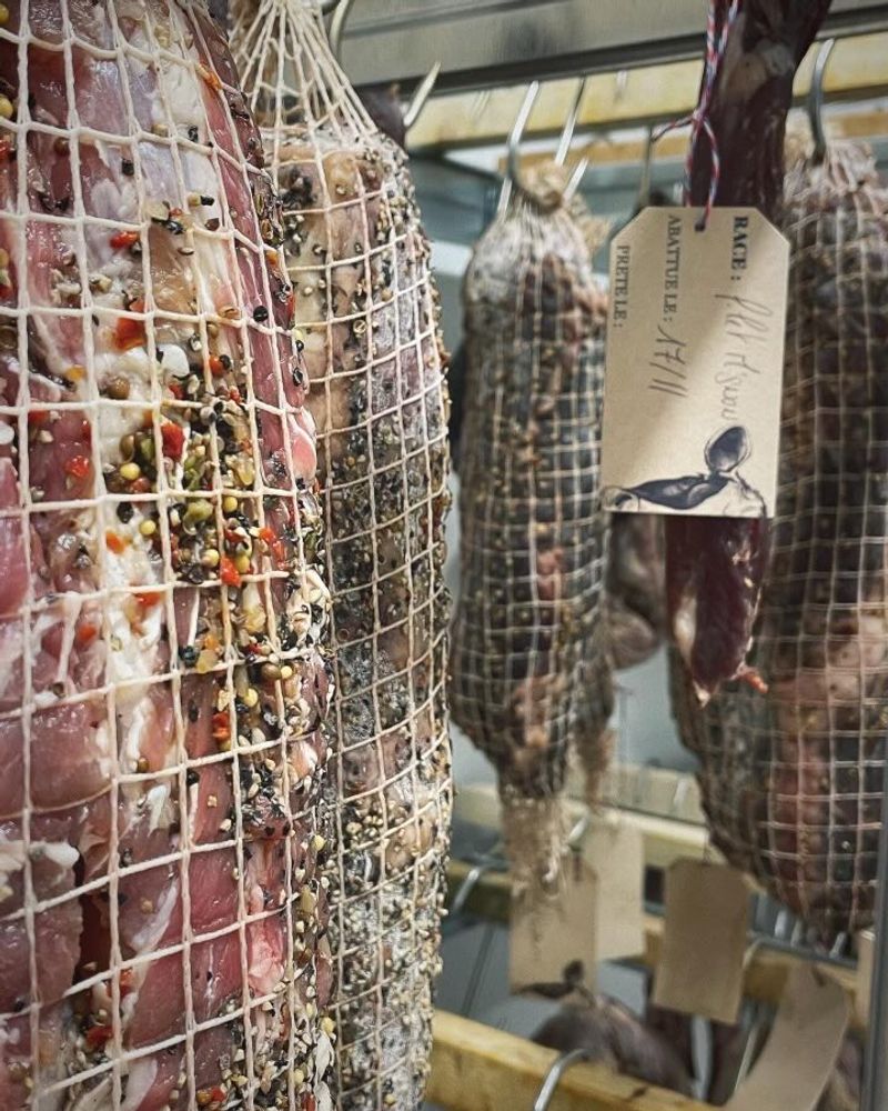 Saucisson fabriqué par la boucherie-charcuterie Au Fil du Couteau à Méteren et Steenvoorde