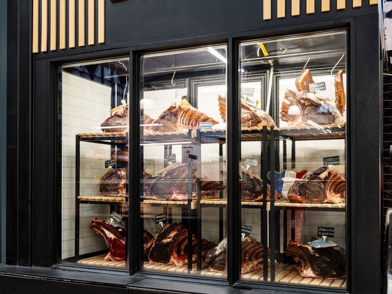 Frigo de viande maturée chez la Boucherie Deblock