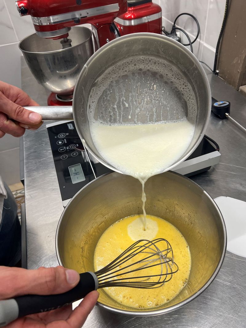 Photo Claire Decraene : délayer les jaunes et le sucre avec un peu du mélange lait et crème