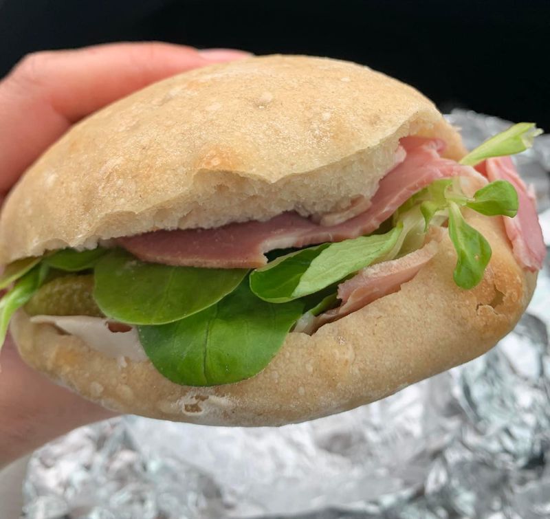 Photo : faluche garnie avec beurre, jambon, cornichon et mâche