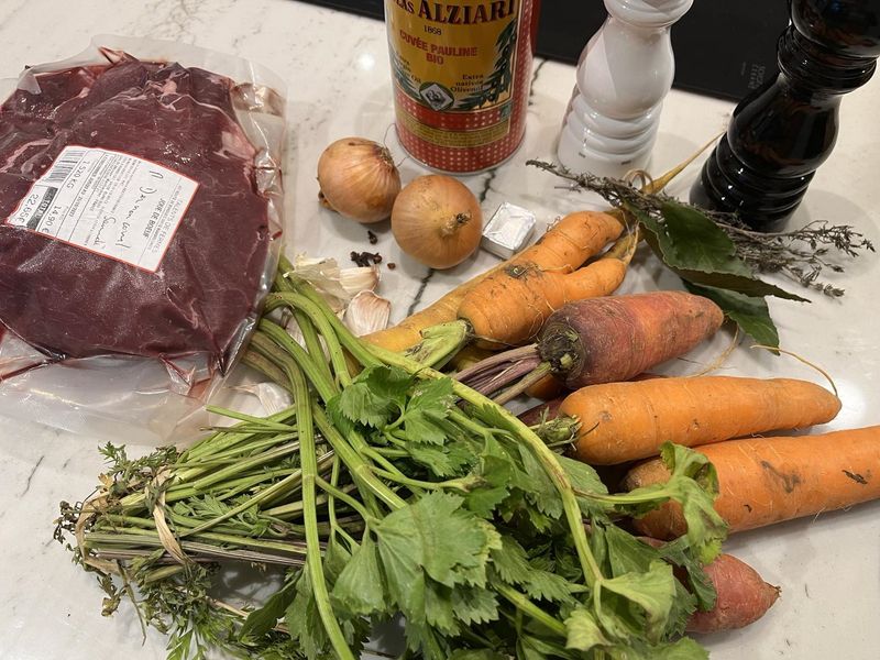 Photo : ingrédients joues de bœuf carottes et vin rouge