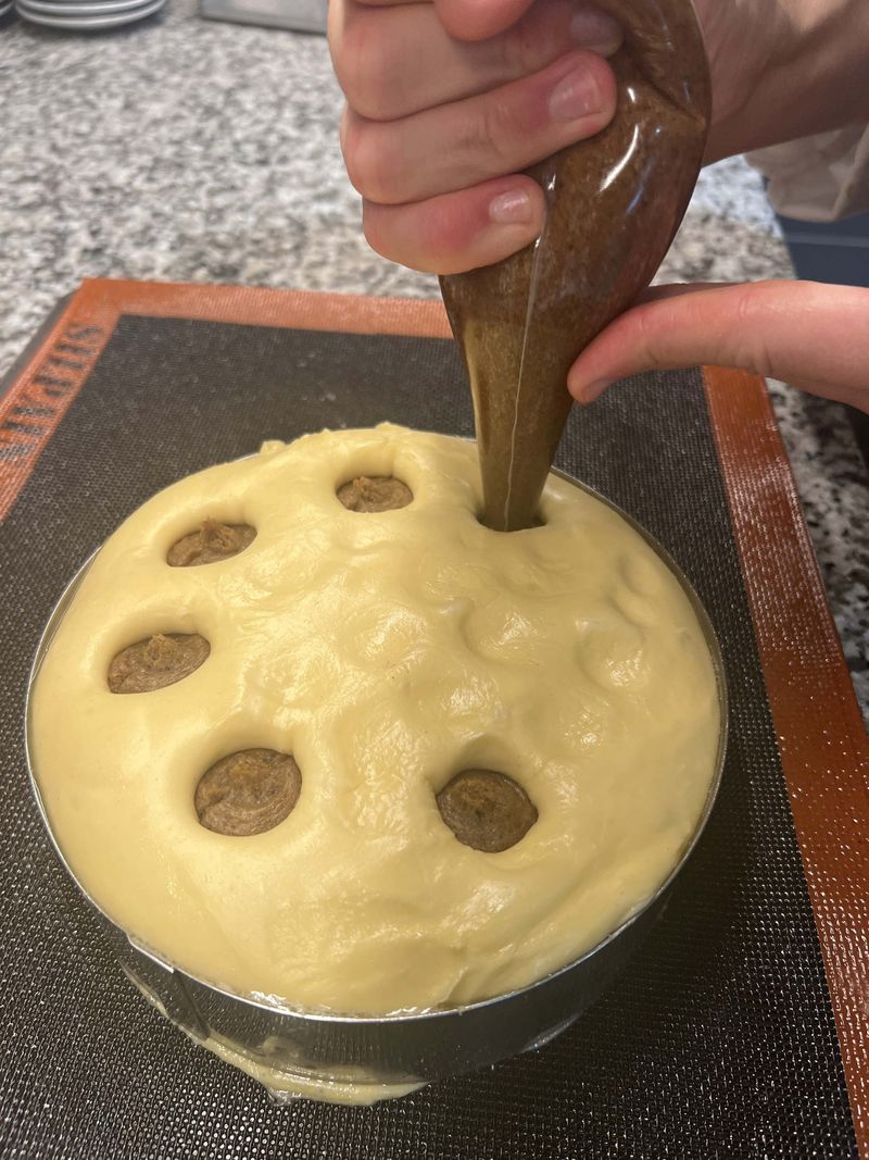 Photo Claire Decraene : fourrer la pâte avec l'insert