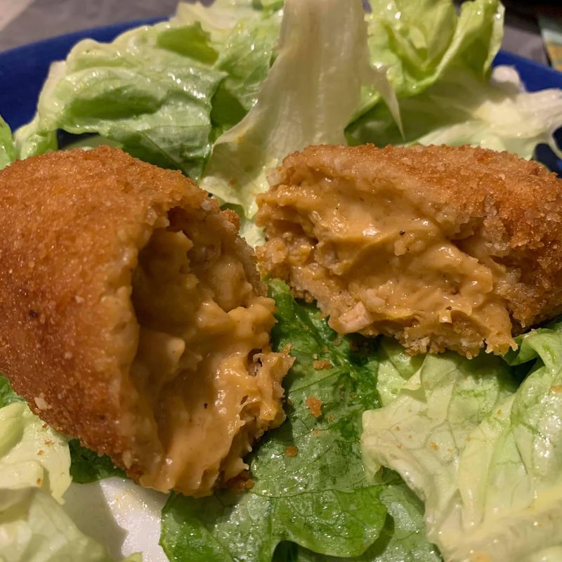 Photo : croquettes aux crevettes et salade verte