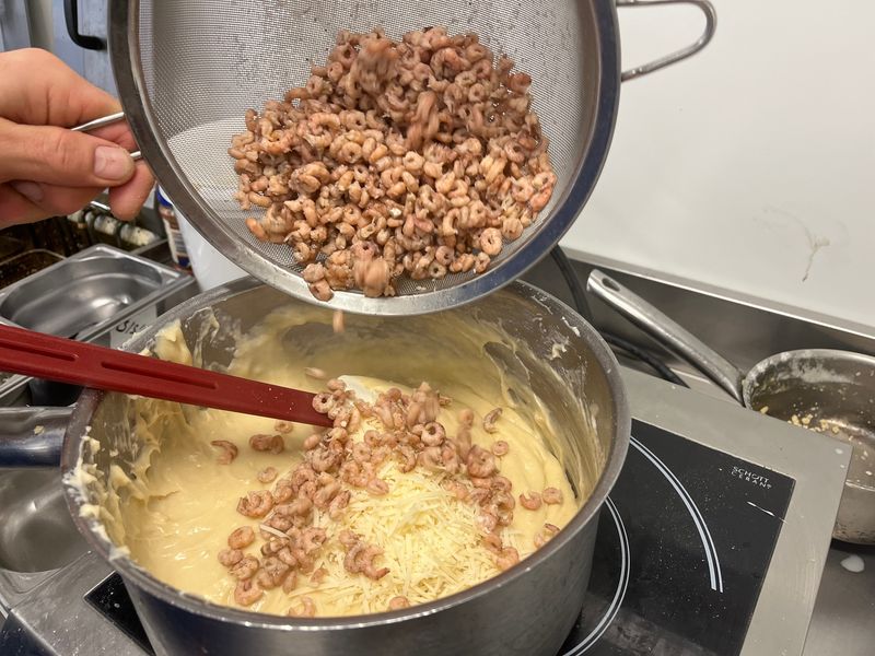 Photo : ajouter les crevettes à votre mélange