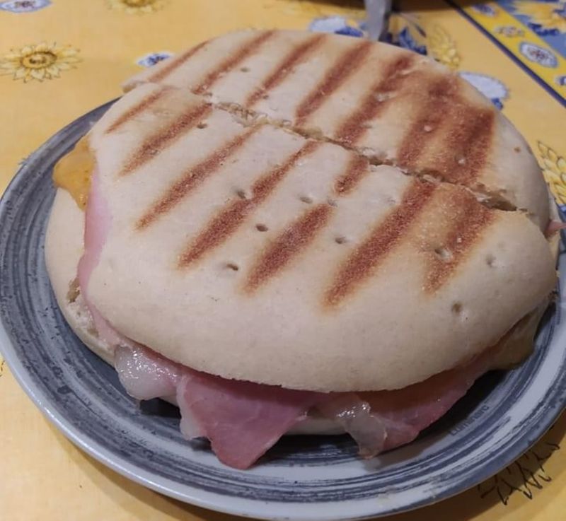 Photo James Truillot : faluche de la boulangerie Houcke grillée au welsh