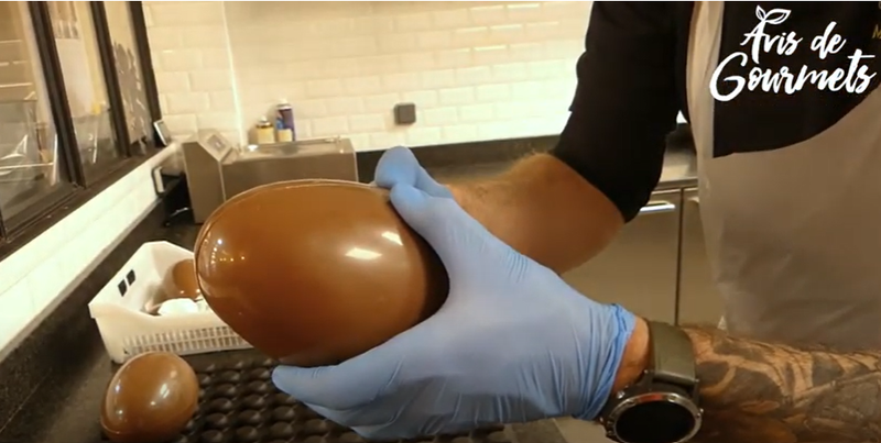 Fabrication de chocolats de Pâques à l'atelier des Arts Sucrés à Bailleul