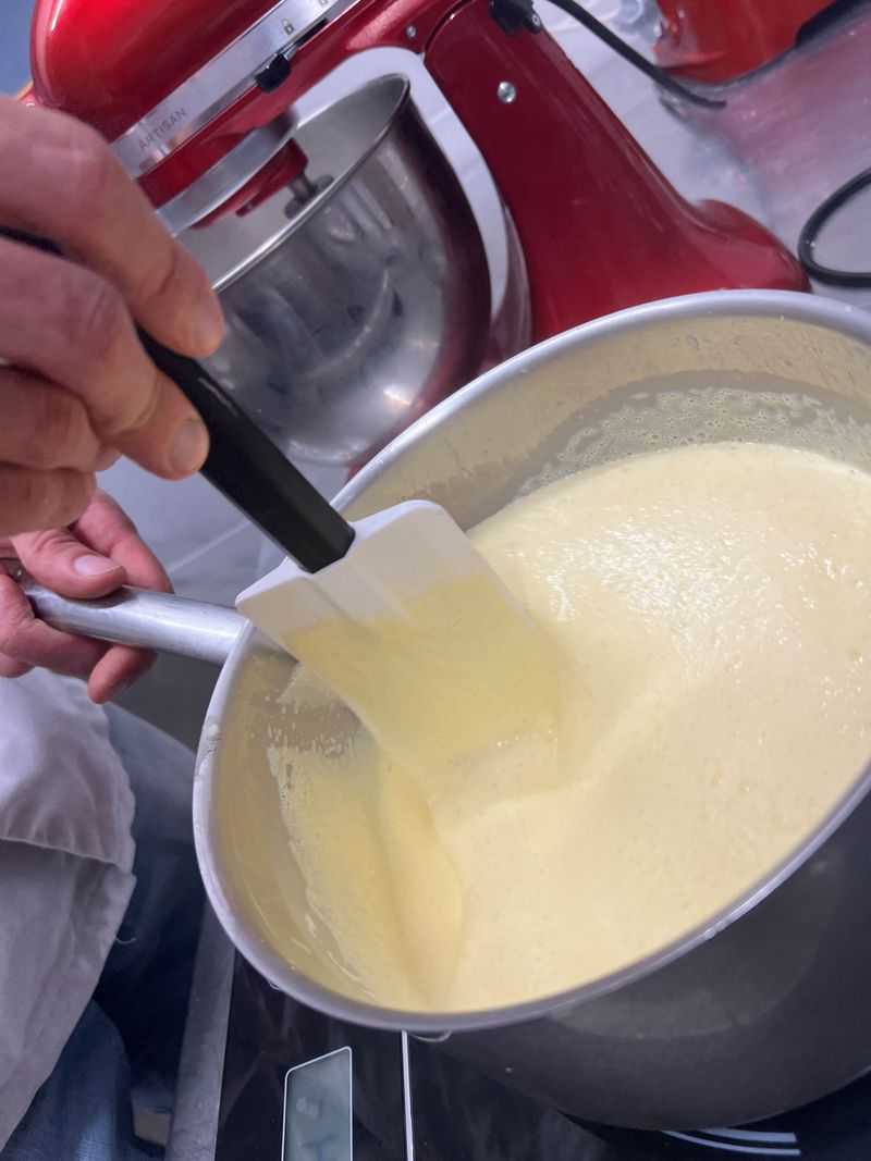 Photo Claire Decraene : la crème anglaise est prête (texture mousseuse)