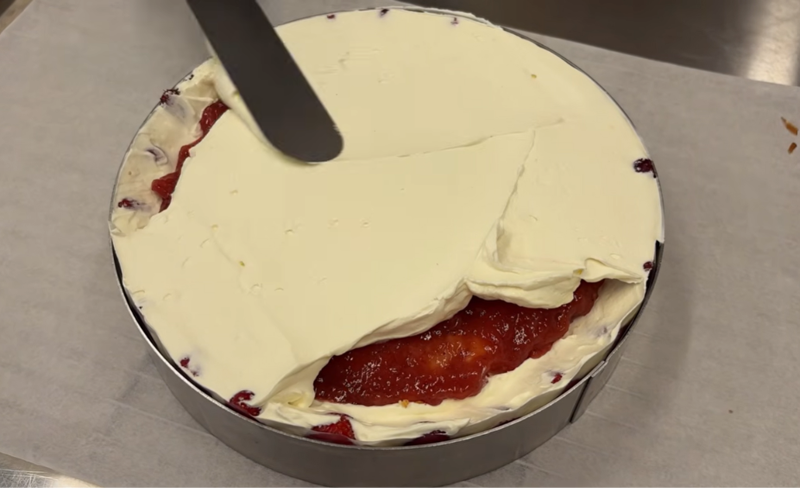 Photo : terminez le montage avec le reste de ganache montée