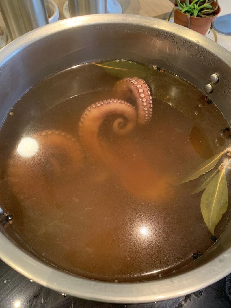 Photo : Cuisson du poulpe au court-bouillon