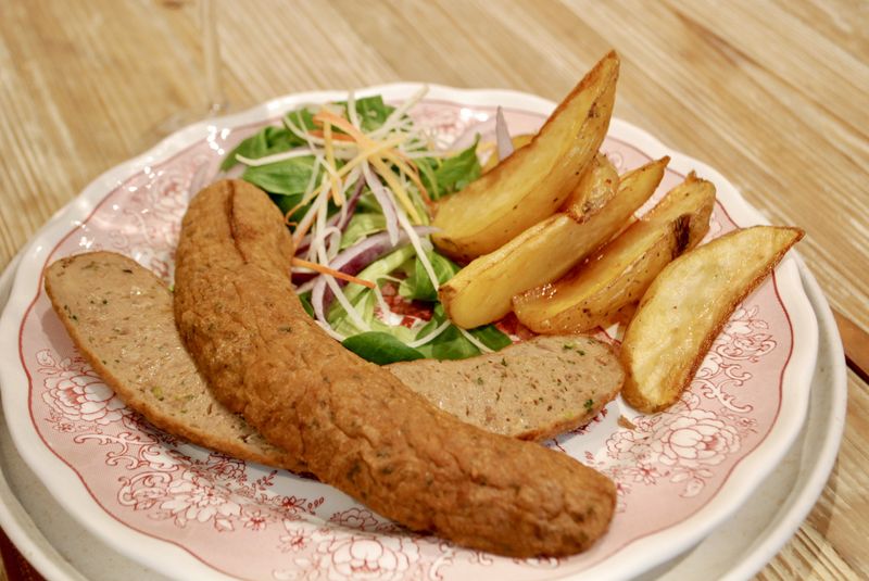 Photo Claire Decraene : fricadelle, pommes de terre et crudités
