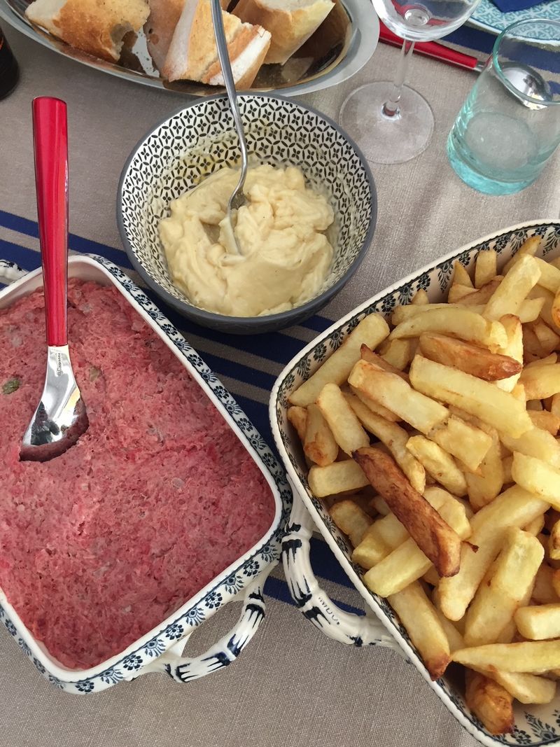 Photo : Filet américain, frites et mayonnaise maison du dimanche