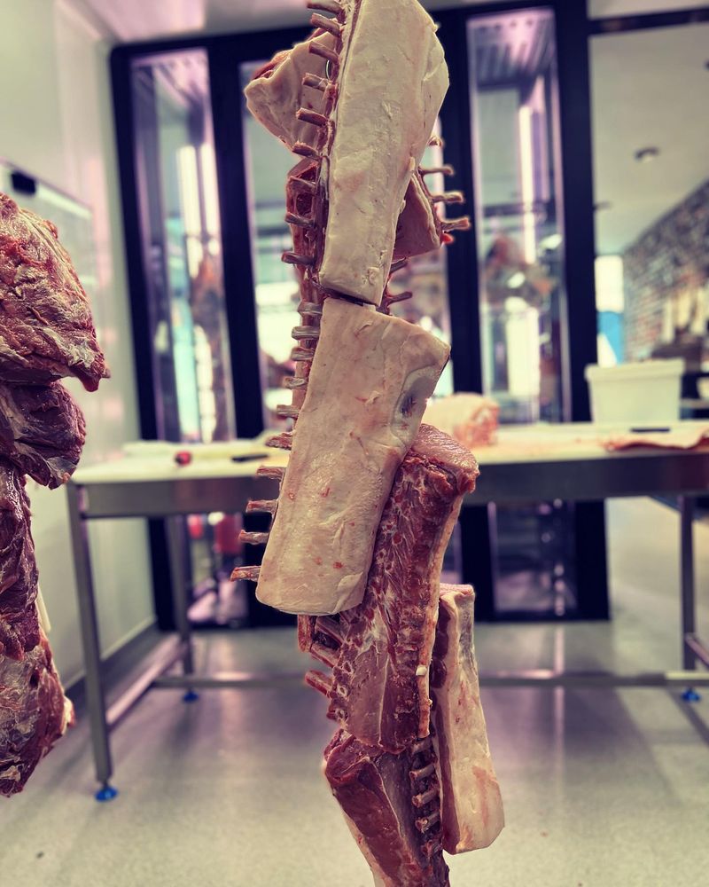 Carré de cochon sur paille de la boucherie Au Fil du Couteau à Méteren et Steenvorde