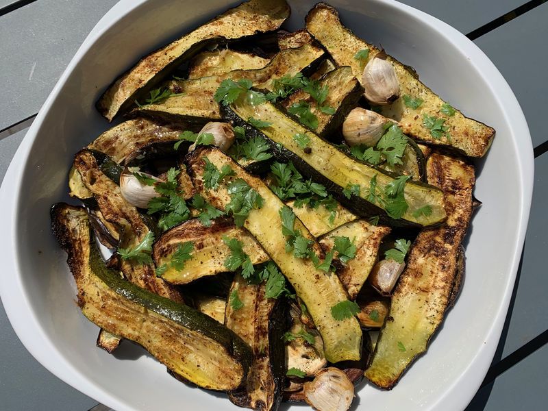 Aubergines et courgettes rôties, ail confit et coriandre