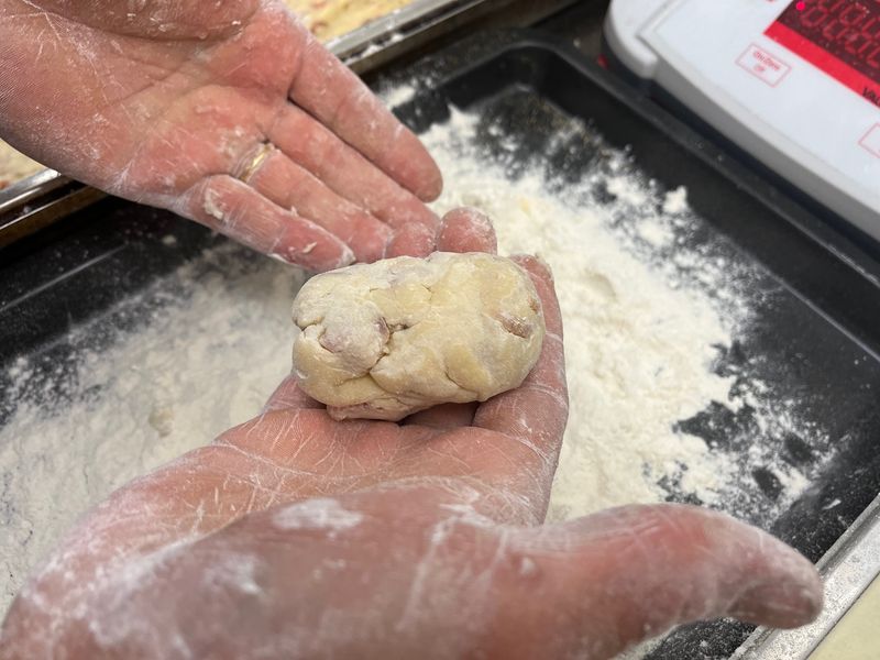 Photo : former les boulettes après avoir fariné vos mains