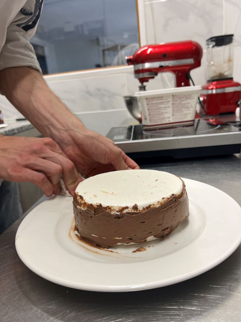 Photo Claire Decraene : mousse entre les meringues et sur les côtés