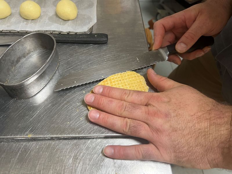 Photos Claire Decraene : découpe de la gaufre 