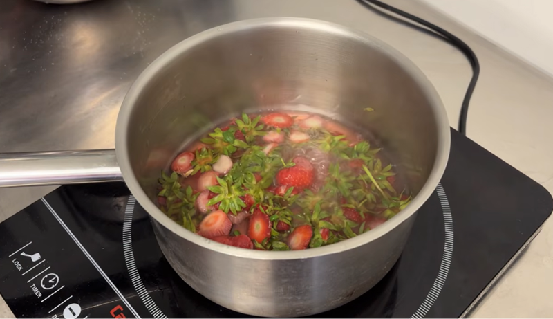Photo : sirop de queues de fraises