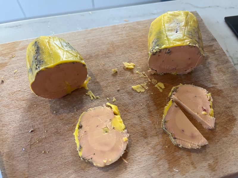 Photo : découpe de la ballotine cuite à la vapeur