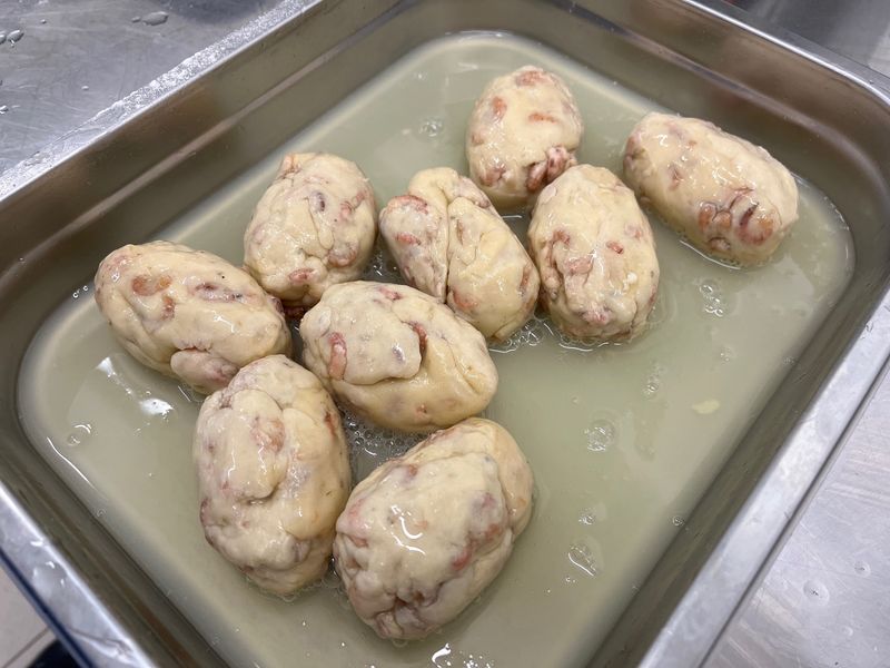 Photo : passer les croquettes dans le blanc d'œuf