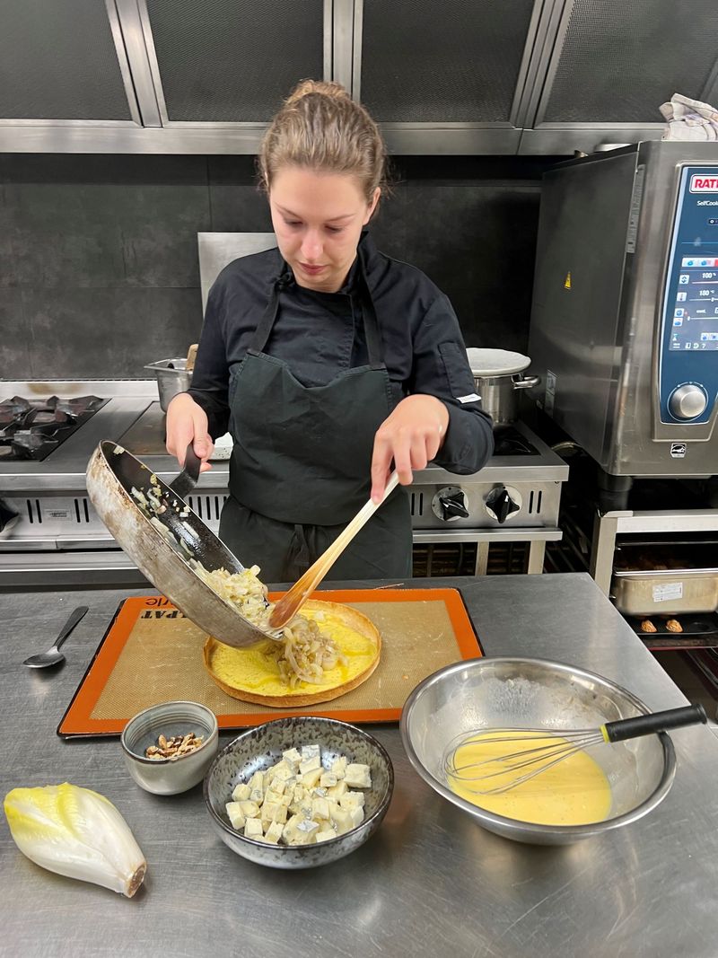 Photo Claire Decraene : tapissez le fond de tarte avec les endives et échalotes