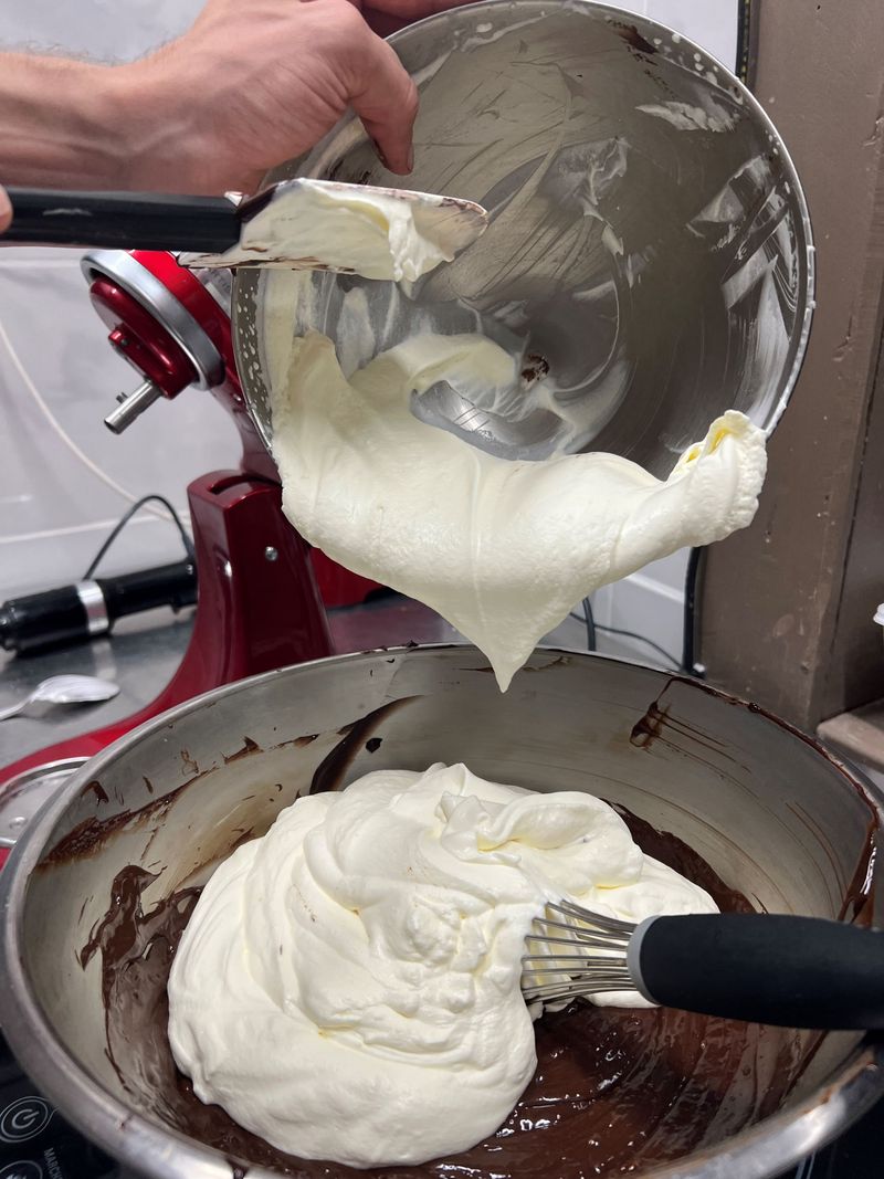 Photo Claire Decraene : mélanger la ganache et la crème fouettée