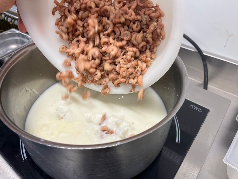 Photo : lait, fumet et crevettes grises