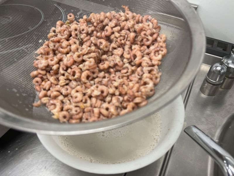 Photo : retirer les crevettes grises avant ébullition