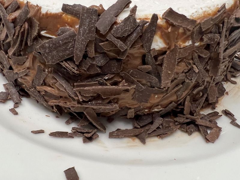 Photo Claire Decraene : copeaux tout autour du gâteau