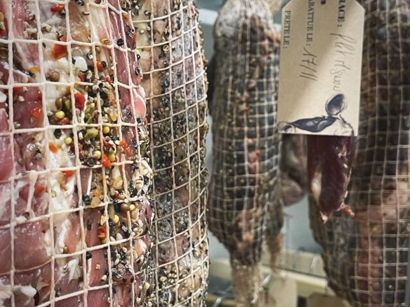 Saucisson fabriqué par la boucherie-charcuterie Au Fil du Couteau à Méteren et Steenvoorde