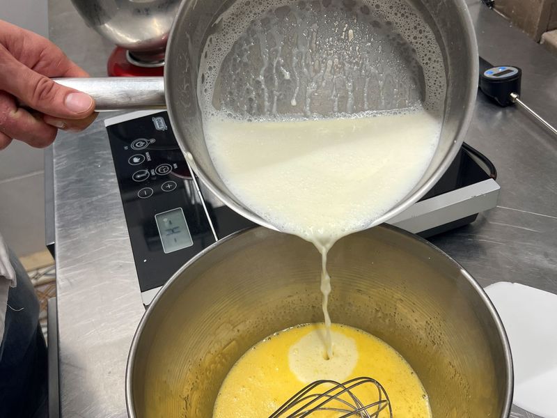 Photo Claire Decraene : délayer les jaunes et le sucre avec un peu du mélange lait et crème