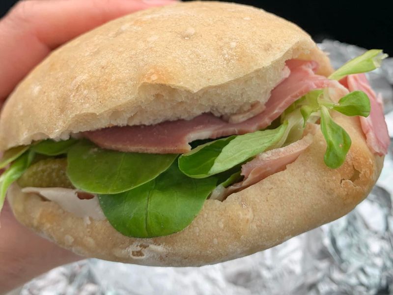 Photo : faluche garnie avec beurre, jambon, cornichon et mâche