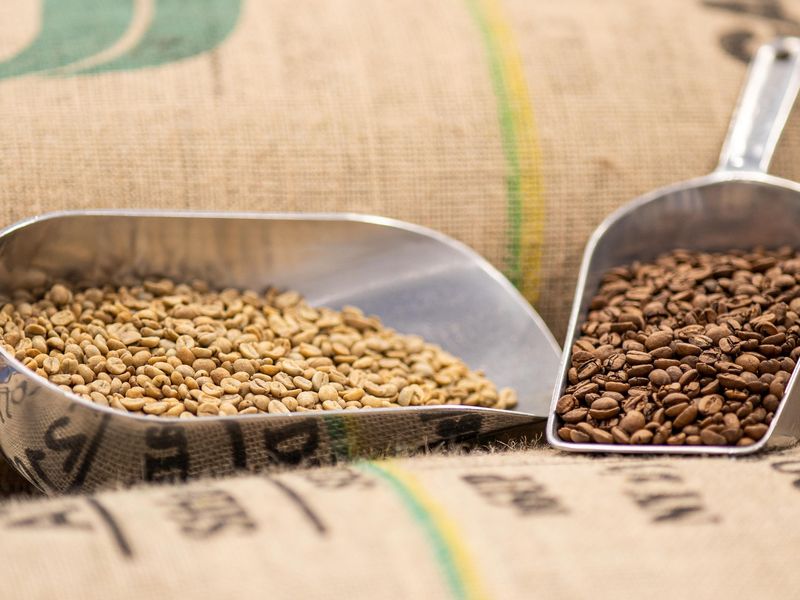 Grains de cafés avant et après torréfaction par Cloudforest à Lille