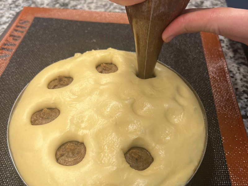 Photo Claire Decraene : fourrer la pâte avec l'insert