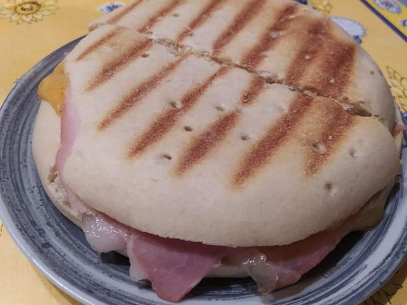 Photo James Truillot : faluche de la boulangerie Houcke grillée au welsh