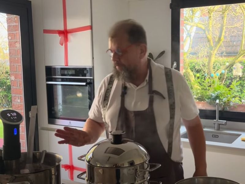 Photo : Cuisson des foies gras vapeur à couvert