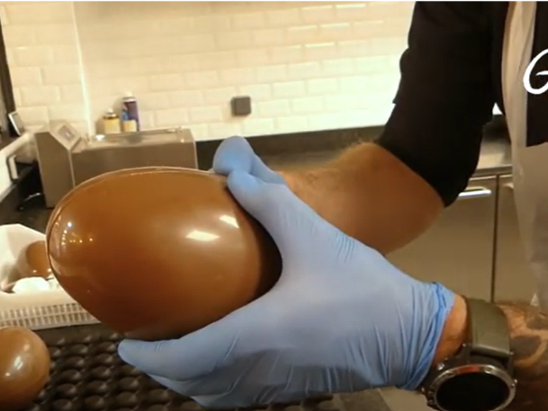 Fabrication de chocolats de Pâques à l'atelier des Arts Sucrés à Bailleul