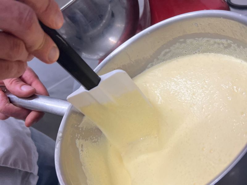 Photo Claire Decraene : la crème anglaise est prête (texture mousseuse)