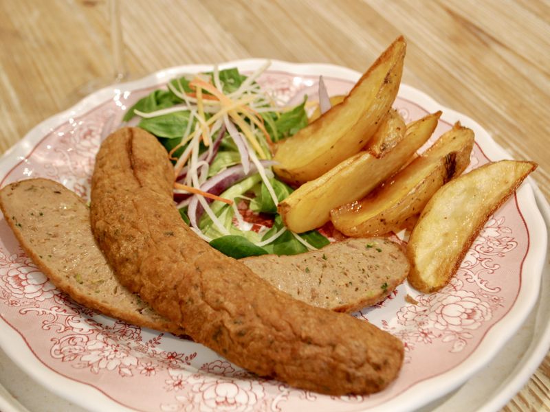 Photo Claire Decraene : fricadelle, pommes de terre et crudités
