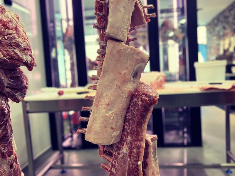Carré de cochon sur paille de la boucherie Au Fil du Couteau à Méteren et Steenvorde