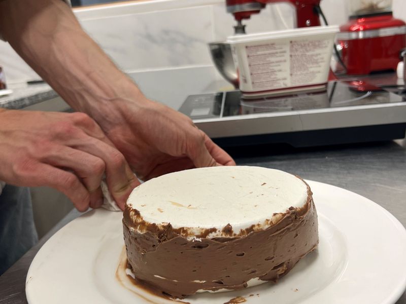 Photo Claire Decraene : mousse entre les meringues et sur les côtés