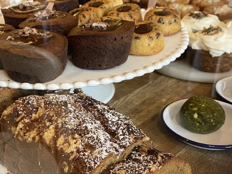 Vitrine de gâteaux chez Coffee Makers à Lille
