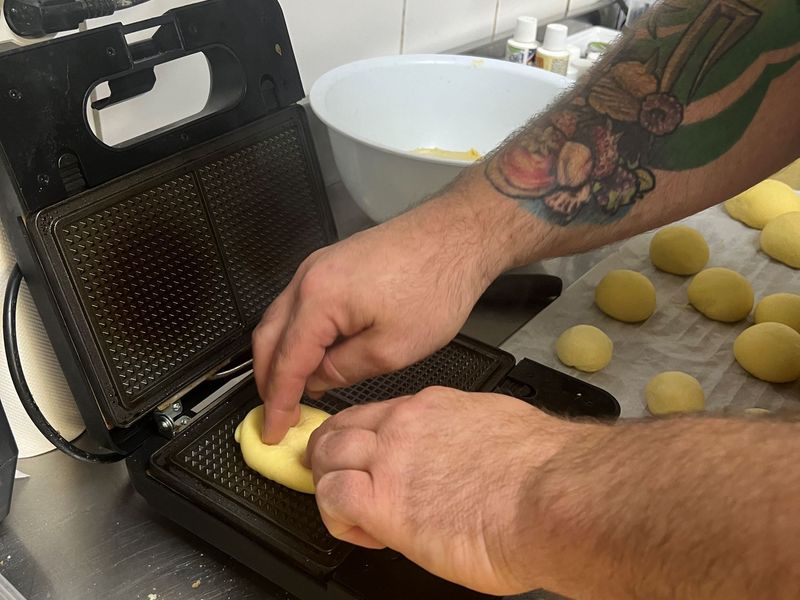 Photos Claire Decraene : cuisson des pâtons