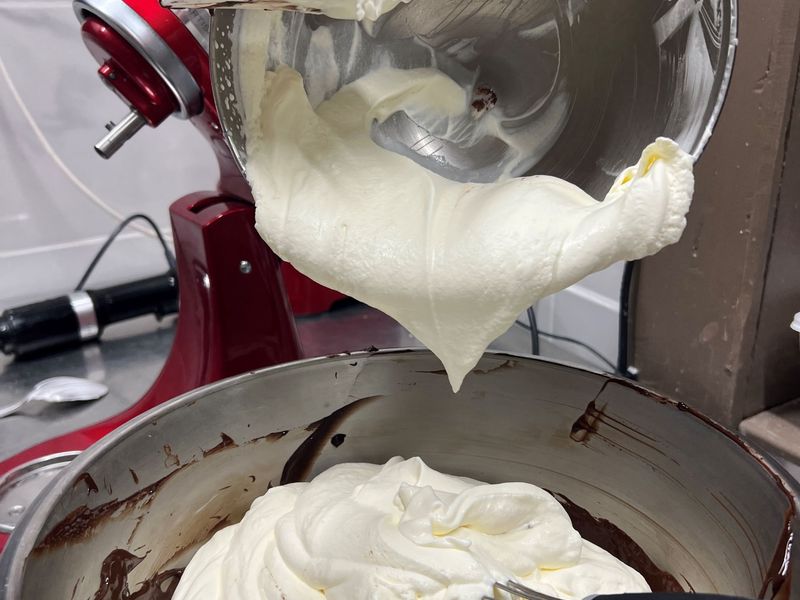 Photo Claire Decraene : mélanger la ganache et la crème fouettée