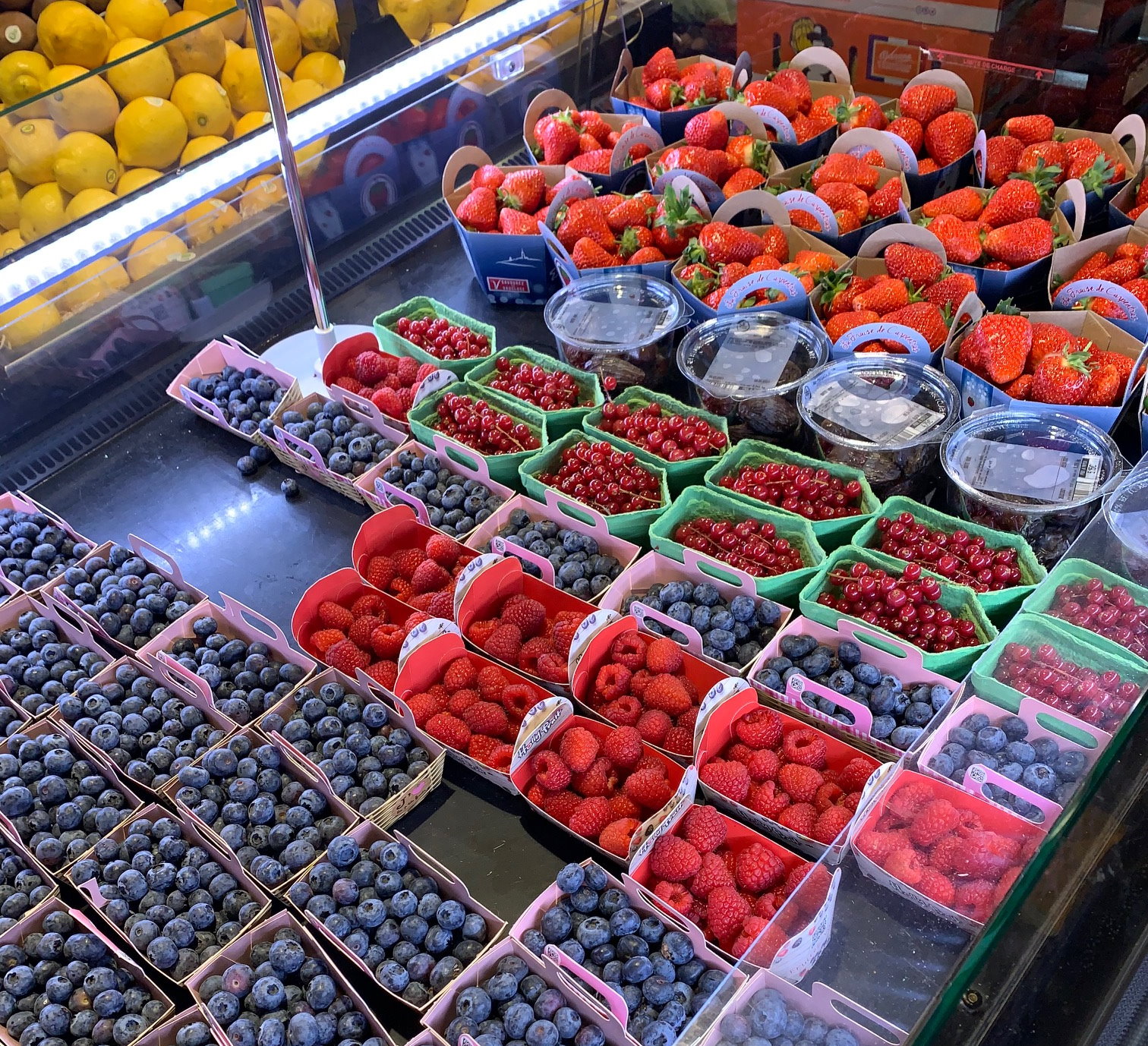 Fruits rouges en supermarché mars