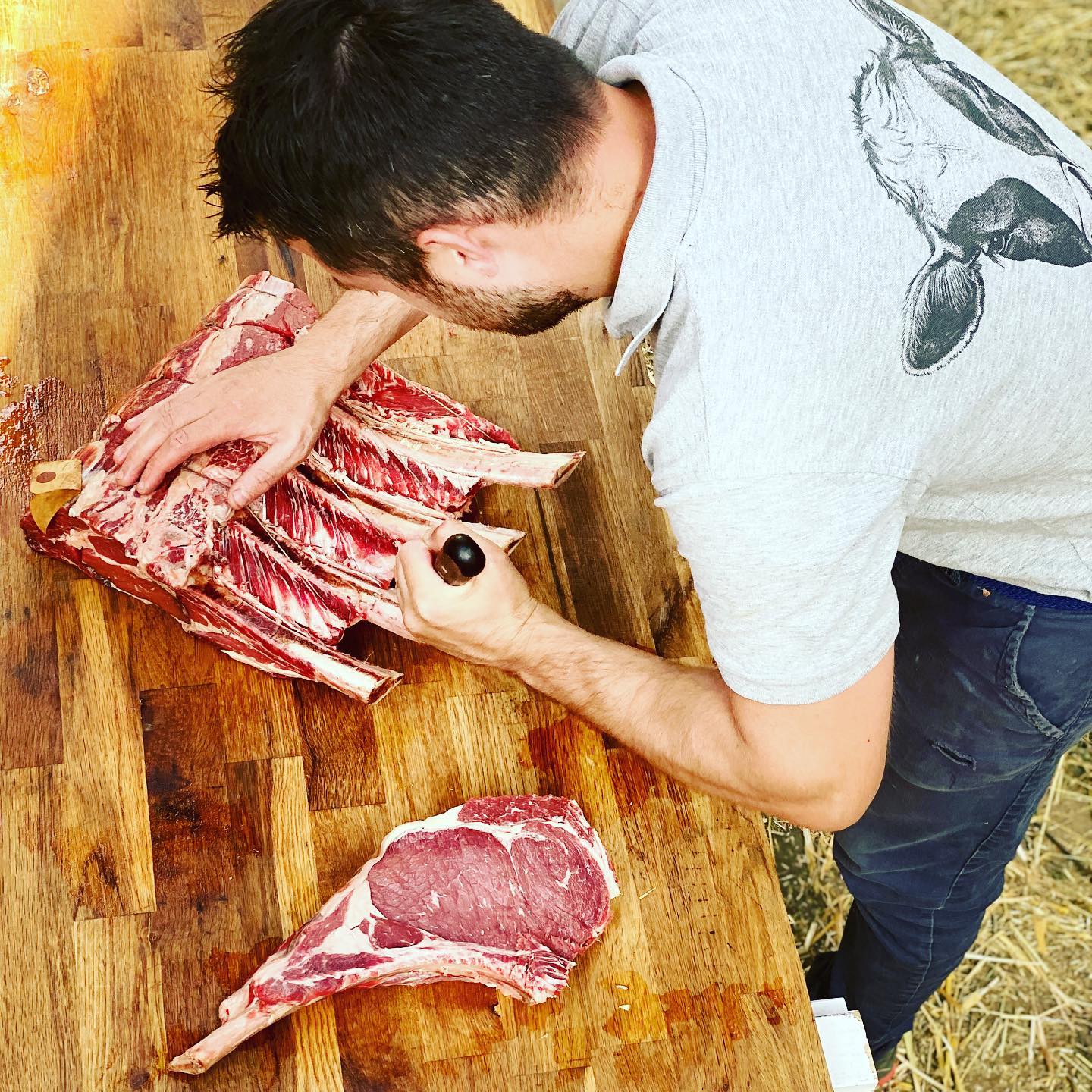 Découpe côtes de boeuf à la boucherie de Méteren